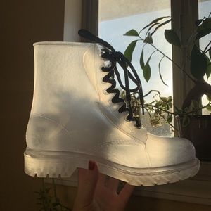 Opaque jelly boots